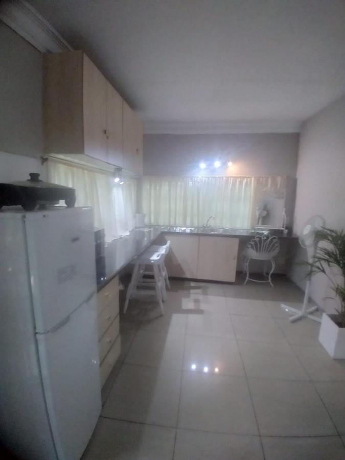 Amethyst Suites Springs  Buitenkant foto
