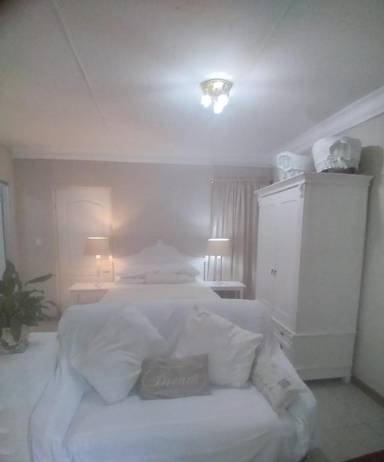 Amethyst Suites Springs  Buitenkant foto
