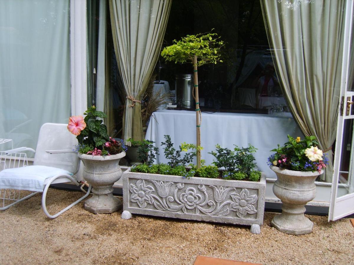 Amethyst Suites Springs  Buitenkant foto